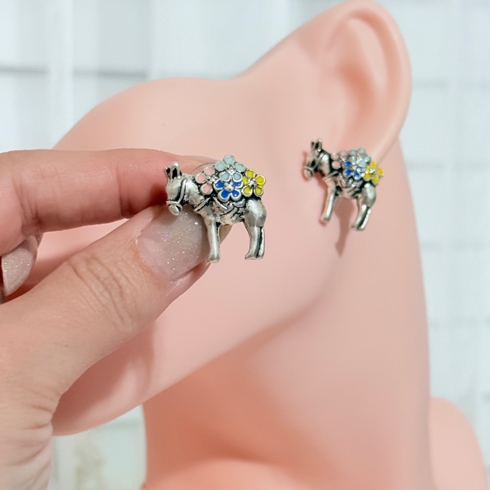 ⚜️ Minimalist Colorful Donkey Earrings - Picture 6 of 8